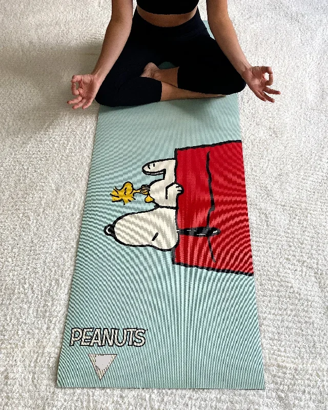 peanuts-x-yeti-yoga-snoopy-house-yoga-mat